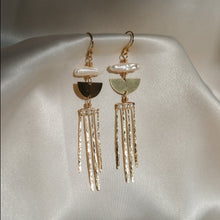 Load image into Gallery viewer, Midnight Dance Pearl Earrings